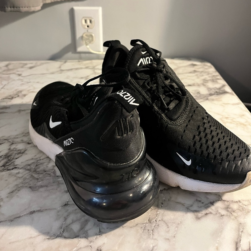 NIKE AIR MAX 270